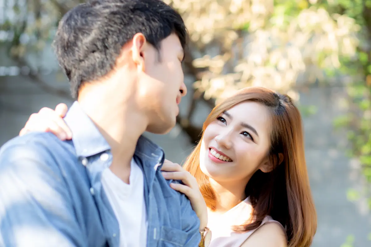 perempuan dan pasangan april 11