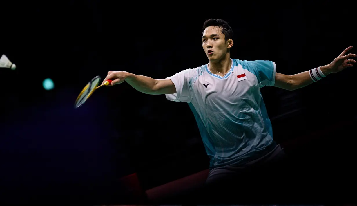 Permainan di gim ketiga berlangsung sangat ketat dan menampilkan duel sengit hingga Jonatan Christie berhasil mengunci kemenangan dengan skor 21-17. (ANTHONY WALLACE/AFP)