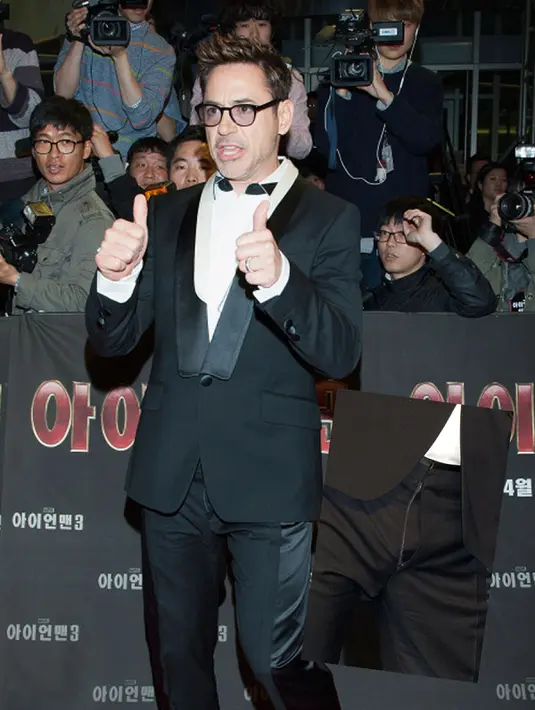 Robert Downey Jr mungkin tak sadar akan penampilannya saat berpose di depan kamera. Aktor ini memang berbusana sangat rapi, namun coba Anda perhatikan gambar di atas. Begitu cerobohnya Robert hingga lupa menutup resleting celananya. (dailymail.co.uk)