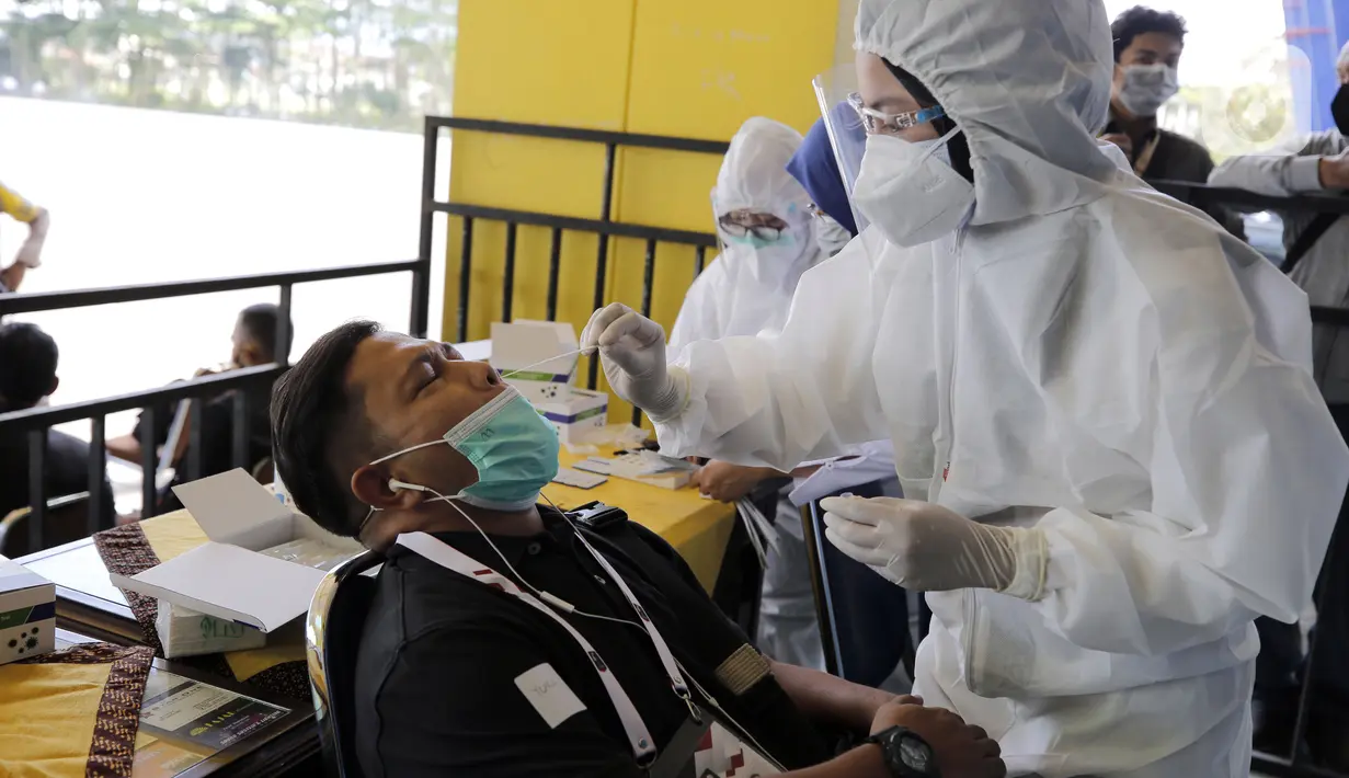 Seorang wartawan melakukan swab antigen sebelum memasuki Stadion Kanjuruhan jelang pertandingan sepak bola Piala Menpora 2021, Malang, Jawa Timur, Senin (22/3/2021). (Bola.com/Arief Bagus)