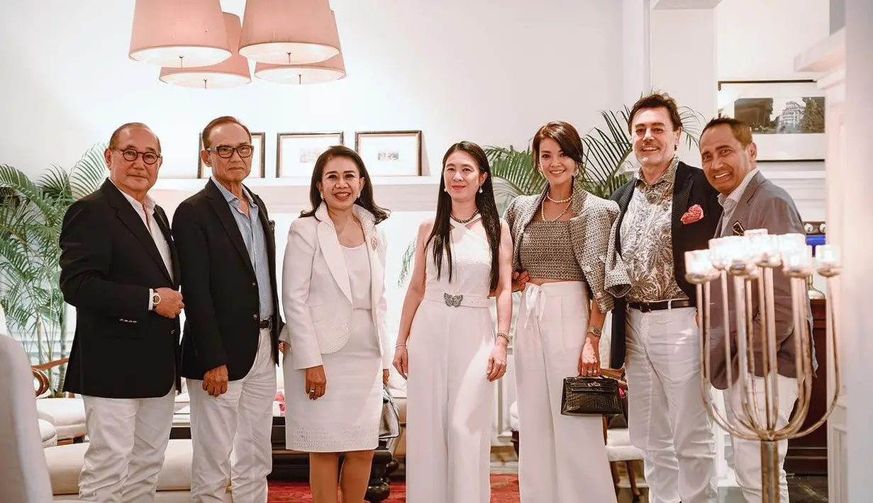 Dalam momen bahagia itu, ia tampil menawan kenakan set tweed top dan blazer yang dipadukan dengan long pants putih. [Instagram/farahquinnofficial].