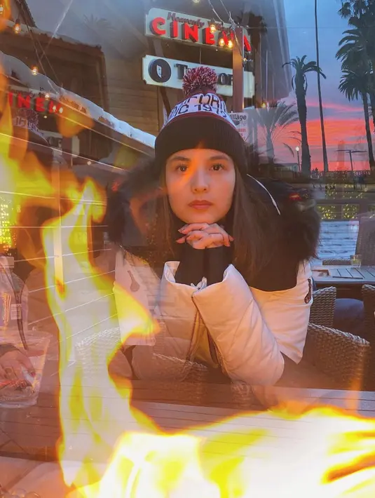 "Pas awal-awal masuk industri ini, pressure-nya berat banget. Awal-awal aku kayak, dikit-dikit kita dijadiin berita, topik headline, rasanya beban berat banget,” kata Chelsea Islan.(Instagram/chelseaislan)