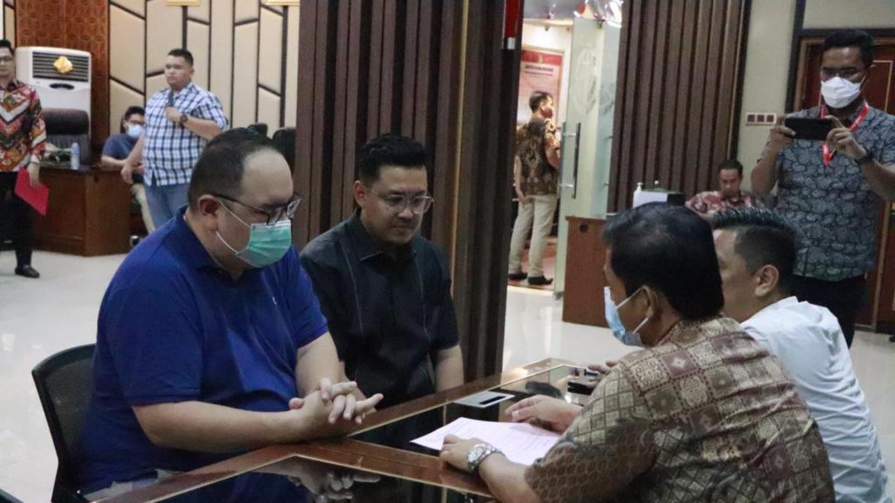 Penyidik Subdit Tindak Pidana Pencucian Uang (TPPU) Direktorat Tipideksus Bareskrim Polri menyerahkan Henry Surya (HS) ke Kejaksaan Agung, Jumat (12/5/2023).