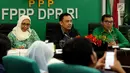 Wakil Sekjen PPP Achmad Baidowi (kanan) memberi pemaparan mengenai Workshop Nasional DPRD F-PPP se-Indonesia di Jakarta, Jumat (11/5). Menurut Achmad Baidowi, kegiatan tersebut dijadwalkan akan dibuka oleh Presiden Joko Widodo. (Liputan6.com/JohanTallo)