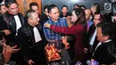 Penyanyi dangdut Saipul Jamil saat menerima kue ulang tahun sebelum menjalani sidang pembacaan putusan hakim di Pengadilan Tipikor Jakarta, Senin (31/7). Saipul Jamil berulang tahun yang ke-37 tahun. (Liputan6.com/Helmi Afandi)