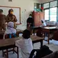 Wakil Wali Kota Cirebon Eti Herawati saat memantau pembelajaran tatap muka hari pertama di SDN Kramat Kota Cirebon. Foto (Istimewa)