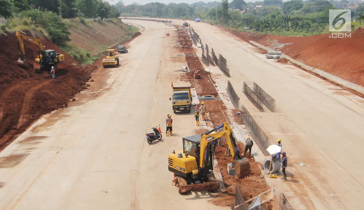 Aktivitas pekerja proyek pembangunan Tol Kunciran-Serpong di Jombang, Tangerang Selatan, Banten, Sabtu (24/11). Pembangunan Tol Kunciran-Serpong ditargetkan rampung pada Januari 2019. (Liputan6.com/Angga Yuniar)