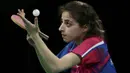 Petenis meja Suriah, Heba Alejji, serius saat akan memukul bola pada laga Olimpiade 2016. Dirinya gagal melangkah jauh karena dikalahkan oleh atlet Meksiko, Yadira Silva, pada babak penyisihan. (Reuters/Alkis Konstantinidis)