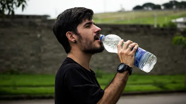 Imbangi Serat dengan Minum Air yang Cukup