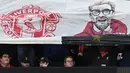 Sejumlah fans Liverpool membentangkan spanduk bergambar Jurgen Klopp saat laga putaran keempat Piala FA melawan Norwich City di Anfield, Liverpool, Inggris, Minggu (28/01/2024). (AFP/Paul Ellis)