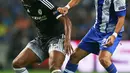 Gelandang Chelsea, John Obi Mikel mengontrol bola dari kejaran Gelandang Porto, Andre Andre pada laga Liga Champions di Stadion Dragao, Portugal Rabu (30/9/2015). Porto Menang atas Chelsea dengan skor 2-1. (Reuters/Matthew Childs)
