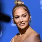 Penyanyi Jennifer Lopez menghadiri acara NBCUniversal 2017 Upfront di New York City (15/5). Mengenakan gaun senada dengan warna kulit Jennifer Lopez tampil cantik dan seksi saat menghadiri acara tersebut. (AFP Photo/Angela Weiss)