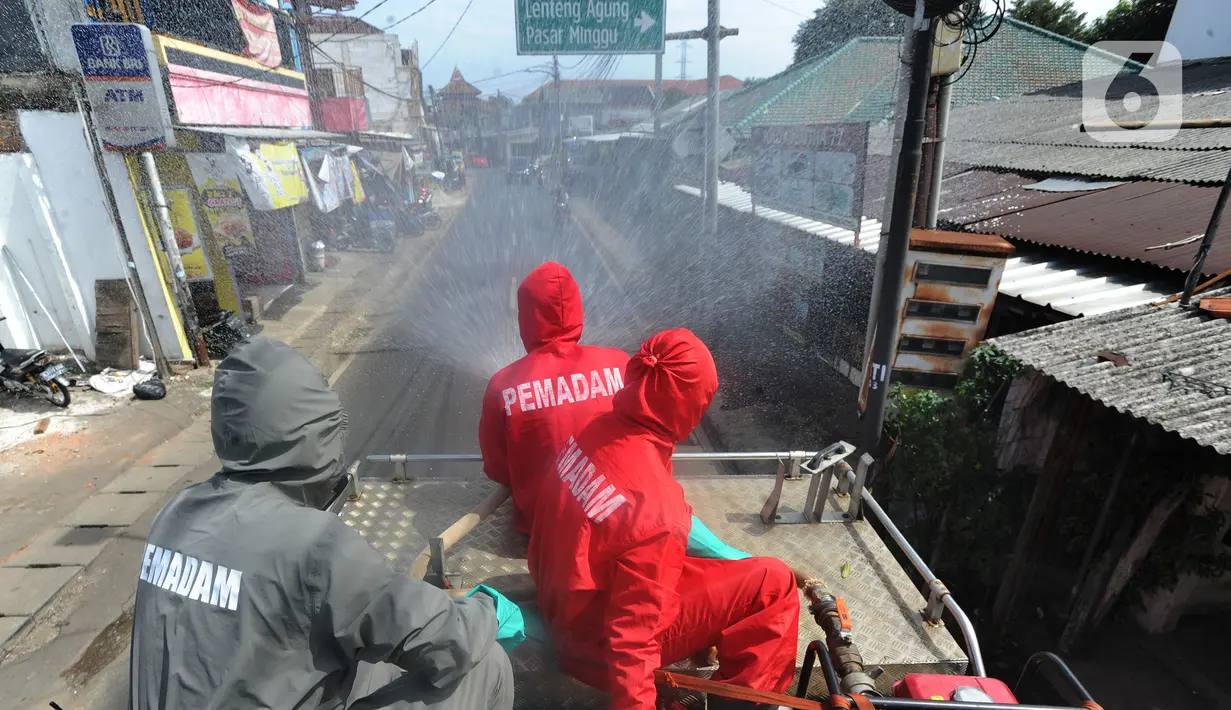 Penyemprotan cairan disinfektan di kawasan RW 015, Srengseng Sawah, Jakarta, Sabtu (26/12/20220). Setiap harinya, petugas pemadam kebakaran berkeliling memenuhi permintaan warga untuk menyemprotkan disinfektan guna memutus penyebaran Covid-19. (merdeka.com/Arie Basuki)