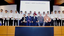 Menteri Ekonomi dan Energi Jerman Peter Altmaier (dua kanan depan), Menperin Airlangga Hartarto, Presdir PT Astra International Tbk Prijono Sugiarto foto bersama 16 mahasiswa peraih sertifikasi DIHK di Jakarta, Kamis (1/11). (Liputan6.com/Pool/Mulawarman)
