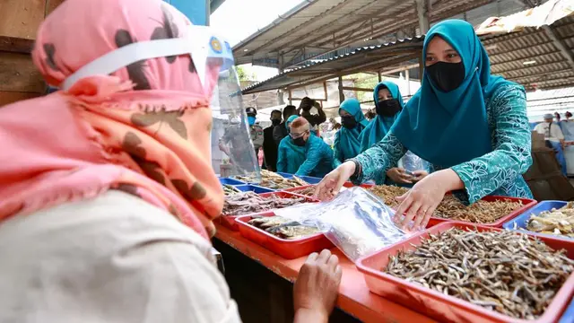 PKK Banyuwangi Bagikan Masker Hingga Vitamin ke Pedagang