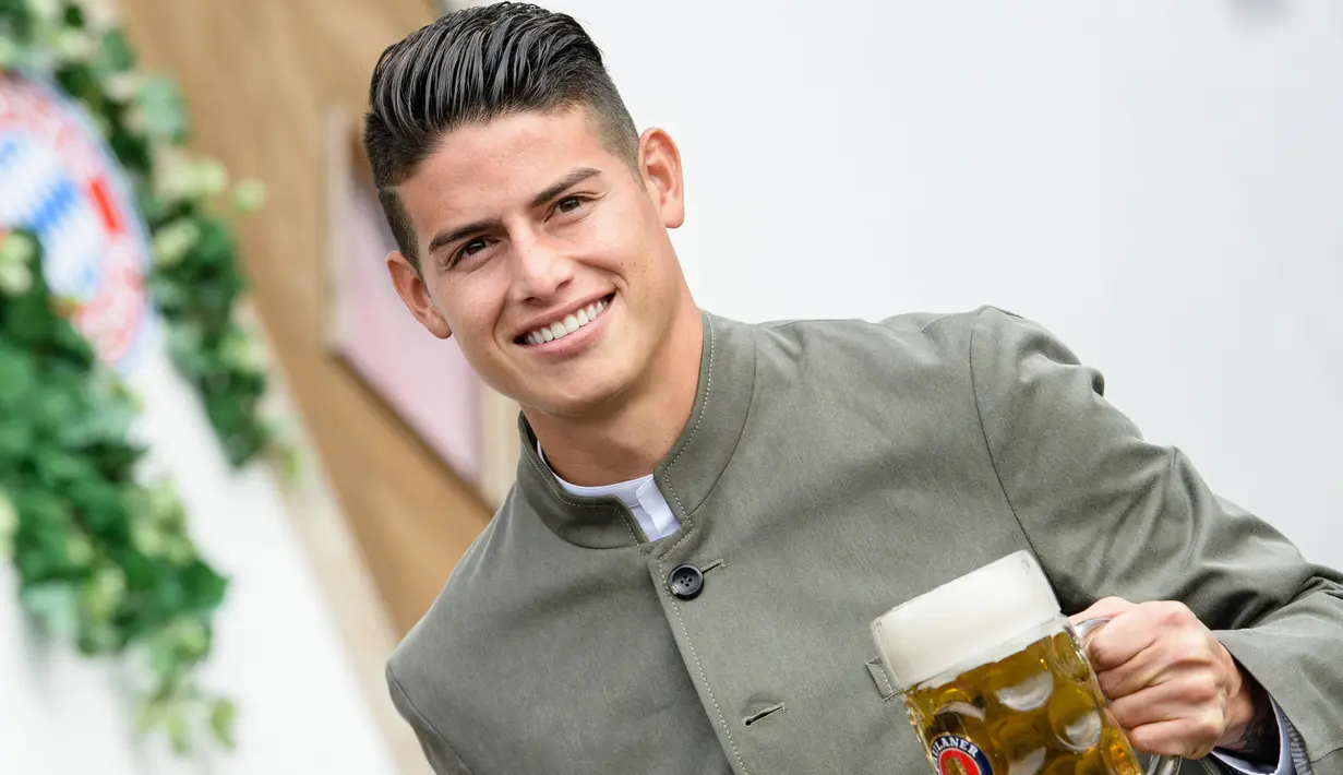 Pemain Bayern Munchen, James Rodriguez menikmati akhir dengan mengunjungi festival bir tahunan Oktoberfest di Munich, Jerman, Minggu (7/10). Bayern Munchen mencari pelipur lara setelah digebuk Borussia Monchengladbach 3-0.  (Matthias Balk/dpa via AP)