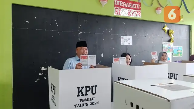 Anggota DPR RI Komisi II Heri Gunawan saat dibalik bilik suara di TPS Kota Sukabumi (Liputan.com/Fira Syahrin).