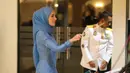 Anisha Rosnah tampil mengenakan baju kurung bernuansa biru dengan detail jahitan manik-manik dan batu yang manis. Ia padukan penampilannya dengan hijab bernuansa biru polos yang serasi. [Foto: Instagram/anishaikkk]