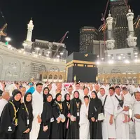 Tampilan Nagita Slavina Umrah Bersama Karyawan. [@raffinagita1717]