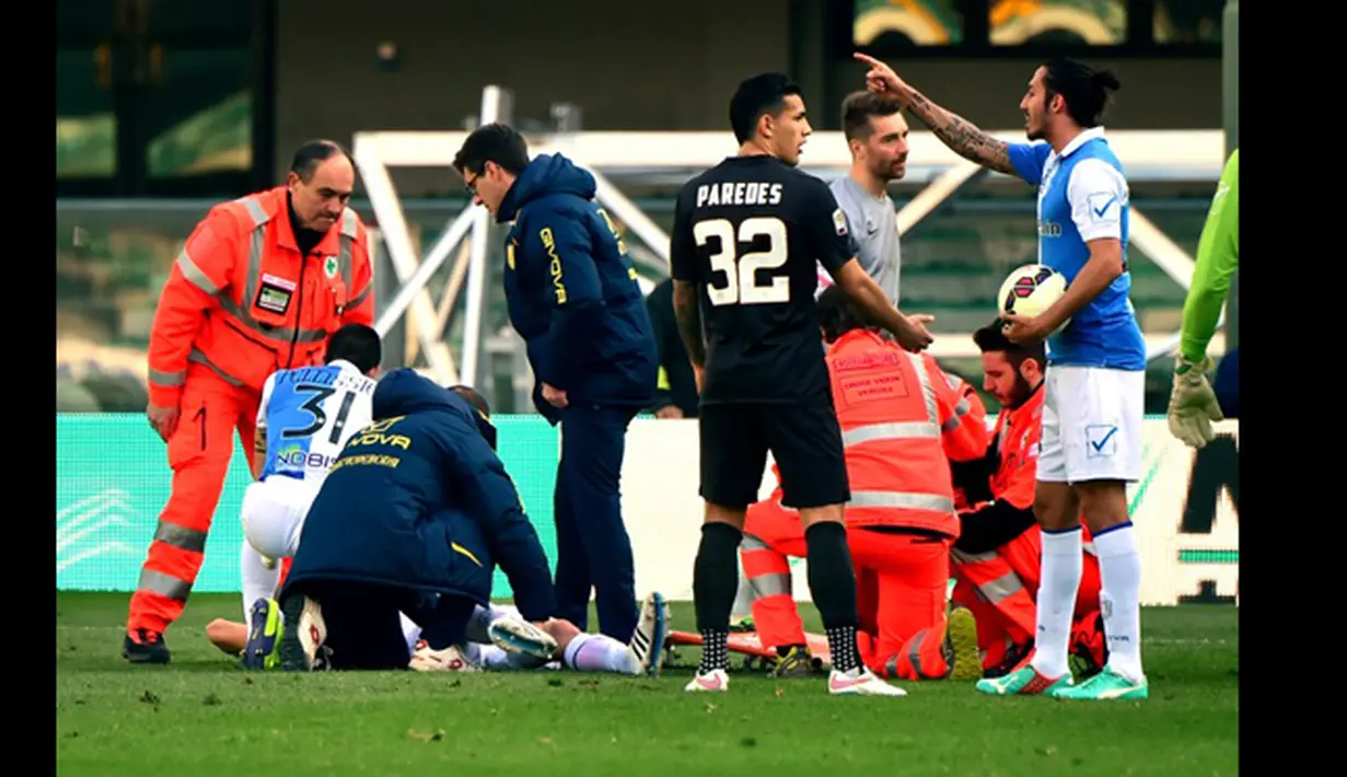  Bek Chievo Verona, Federico Mattiello menerima bantuan medis saat mengalami cedera pada kakinya pada laga serie A di Marcantonio Bentegodi, Verona, Italia (8/3/2015). Verona bermain imbang 0-0 dengan AS Roma.  (AFP PHOTO/Giuseppe Cacace)