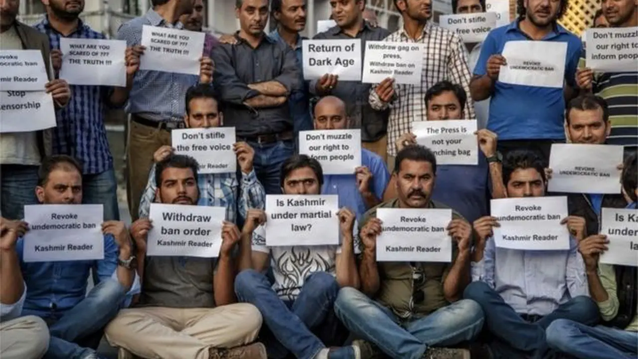 Demo memprotes pemberedelan media di Kashmir