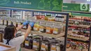 Pegawai menata produk Usaha Mikro, Kecil, dan Menengah (UMKM) yang dijual di M Block Market, Jakarta, Minggu (14/3/2021). M Block Market menjual berbagai produk buatan dalam negeri dalam rangka mendukung program pemerintah terkait kemudahan berusaha bagi UMKM. (Liputan6.com/Faizal Fanani)