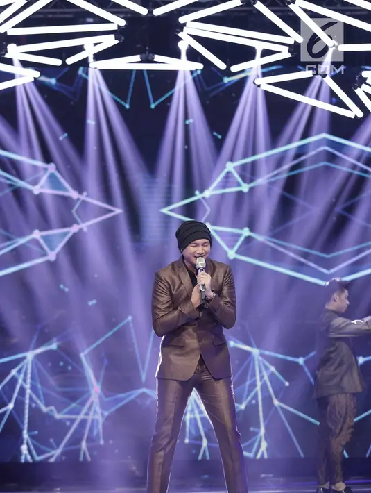 Penampilan Anji dalam acara SCTV Music Award 2018 di Studio 6 Emtek, Jakarta,Jumat (27/4). Dalam penampilannya anji membawakan sebuah lagu berjudul menunggu kamu. (Liputan6.com/Faizal Fanani)