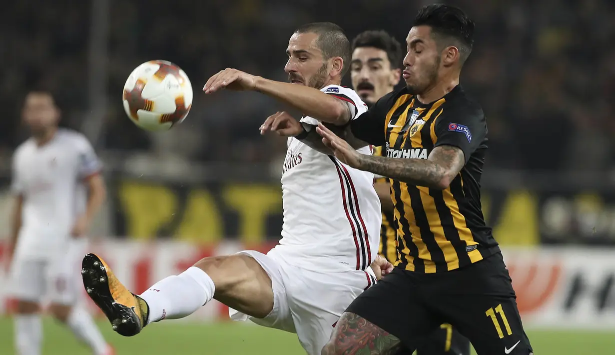 Bek AC Milan, Leonardo Bonucci, mengamankan bola dari striker AEK Athens, Sergio Araujo, pada laga Liga Europa di Stadion Olympic, Athens, Kamis (2/11/2017). Kedua klub bermain imbang 0-0. (AP/Petros Giannakouris)