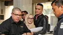 Selain memenuhi panggilan dari penyidik, kedatangan pemeran sinetron Tarzan Cantik beserta suami dan kuasa hukumnya itu juga sekaligus mempertanyakan status tersangka yang disandangnya. (Adrian Putra/Bintang.com)