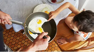  Setiap orangtua pasti ingin memberikan yang terbaik bagi buah hati termasuk menu sarapan. Nah, menurut riset terbaru telur merupakan menu sarapan yang baik karena ada beberapa alasan di baliknya. 