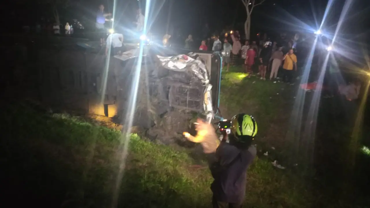Bus Pratama Putra yang ditumpangi sejumlah siswa-siswi dan guru SMAN 1 Sidoarjo kecelakaan dengan truk engkel di Kilometer (KM) 577, sebelum exit Tol Ngawi. (Istimewa)