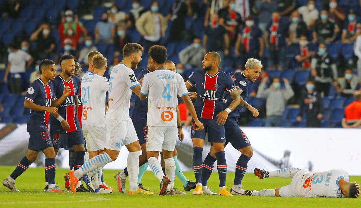 Pemain Paris Saint-Germain (PSG) bersitegang dengan pemain Marseille pada laga Ligue 1 di di Stade de France, Senin (14/9/2020). PSG takluk 0-1 dari Marseille. (AP Photo/Michel Euler)
