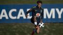 Striker Brasil, Neymar, mengontrol bola saat latihan di Granja Comary, Rio de Janeiro, Selasa (22/5/2018). Latihan ini merupakan persiapan jelang Piala Dunia 2018. (AFP/Mauro Pimentel)