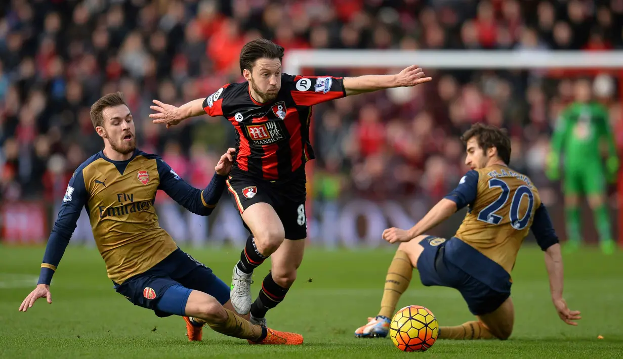 Pemain AFC Bournemouth, Harry Arter (tengah)  berusaha keluar dari hadangan para pemain Arsenal pada lanjutan liga Premier Inggris di Stadion Vitality, Minggu (7/2/2016). (AFP/Glyn Kirk)