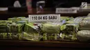Barang bukti sabu 110,84 kilogram diperlihatkan saat rilis di Kemenkeu, Jakarta, Rabu (7/1). BNN mengamankan 12 orang tersangka berserta barang bukti sebanyak 110,84 kilogram sabu dan 18.300 butir ekstasi. (Liputan6.com/Arya Manggala)