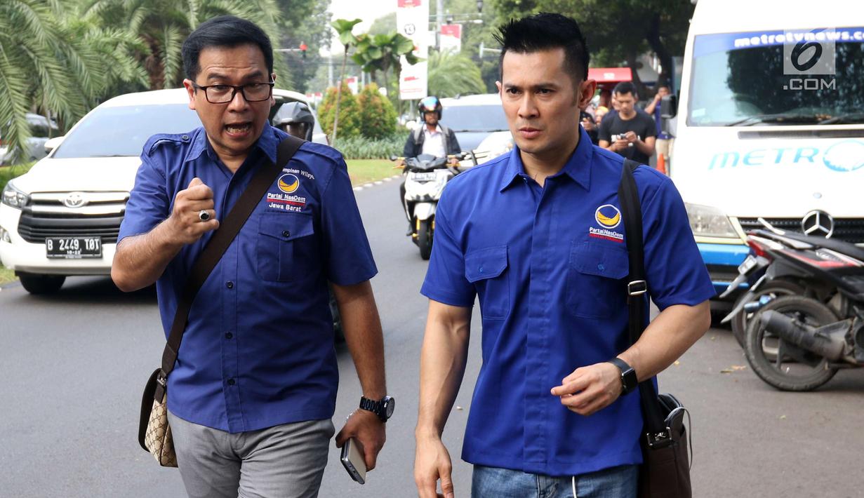 Artis Afdhal Yusman (kanan) mendaftarkan diri menjadi bakal caleg Partai NasDem ke Komisi Pemilihan Umum (KPU) RI, Jakarta, Senin (16/7). Total ada 576 bakal caleg DPR RI yang didaftarkan untuk 80 dapil. (Liputan6.com/Angga Yuniar)