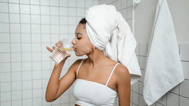 7 Ritual Malam Hari agar Wajah Glowing saat Bangun Tidur