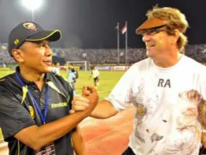 Rachmad Darmawan (kiri) saat bertemu Roberts Alberts yang menangani Arema FC. (Antara)