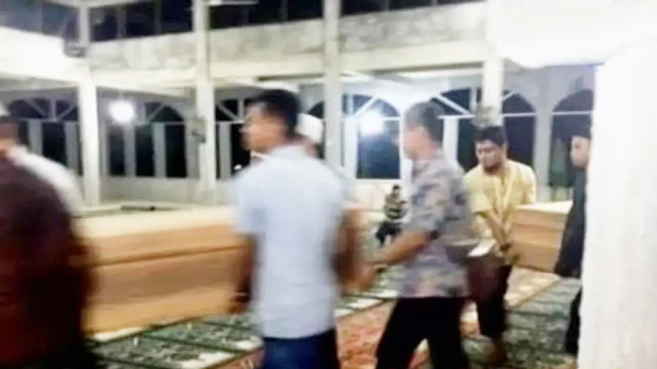VIDEO: 2 Bocah Korban Mutilasi Polisi Dimakamkan