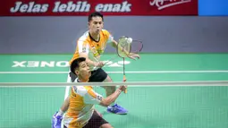 Pebulu tangkis ganda putra Indonesia, Sabar Karyaman (depan) berusaha mengembalikan bola drive di depan net saat menghadapi pasangan Malaysia, Man Wei Chong/Kai Wun Tee pada laga semifinal turnamen bulu tangkis Indonesia Open 2024 di Istora Senayan, Jakarta, Sabtu (8/6/2024). Sabar Karyaman/Moh Reza Pahlevi kalah dua game langsung 27-29, 13-21. (Bola.com/Bagaskara Lazuardi)