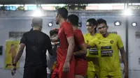 Syaeful Anwar, Bagas Adi Nugroho, dan pemain Arema FC lainnya saat berlatih di lapangan futsal Sudimoro, Kota Malang. Mereka tidak ikut tim Singo Edan bertandang ke Pamekasan, Jumat (7/4/2023), demi bersiap menghadapi Persebaya Surabaya dalam laga tunda pekan ke-28 BRI Liga 1 2022/2023, Selasa (11/4/2023). (Bola.com/Iwan Setiawan)