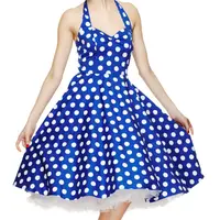 Bernostalgia ala vintage dengan memakai dress polkadot.