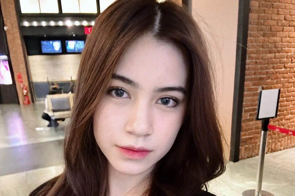 8 Potret Rinoa Aurora Senduk Tampil dengan Gaya Kasual Ini Curi Perhatian
