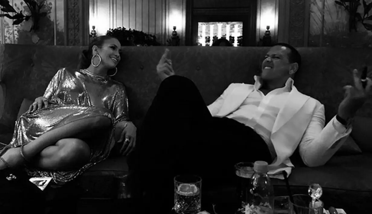 Jennifer Lopez dan Alex Rodriguez memang terlihat selalu romantis, namun sampai saat ini keduanya belum memberi kabar soal pernikahan mereka.  (Instagram/JLo)