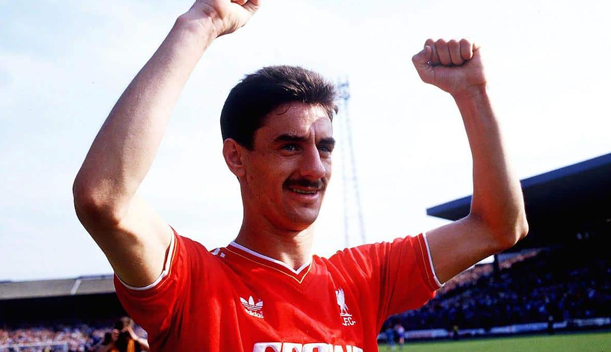 Ian Rush. Striker asal Wales yang pensiun bersama Sydney Olympic pada Juli 2000 merupakan top skor sepanjang masa bagi Liverpool. Selama 15 tahun dalam dua periode, 1980-1986 dan 1988-1996 ia mampu mengoleksi 346 gol dari total 660 laga di semua ajang kompetisi. (thisisanfield.com)