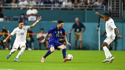 Gol kedua Argentina lagi-lagi andil dari Messi yang memberikan umpan menusuk ke kotak penalti dan berhasil diterima oleh Giovani Lo Celso. Namun Lo Celso akhirnya dilanggar oleh pemain Honduras di dalam kotak penalti dan wasit menunjuk titik putih. (AFP/Chandan Khanna)