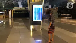 Suasana lengang di Terminal 3 Bandara Internasional Soekarno-Hatta, Tangerang, Kamis (30/4/2020). Dibatalkannya sebagian besar penerbangan akibat pembatasan moda transportasi guna mencegah penyebaran Covid-19 menyebabkan kondisi bandara lebih sepi dibanding biasa. (Liputan6.com/Immanuel Antonius)