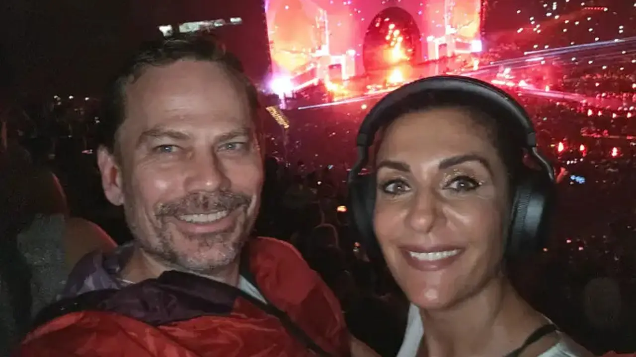 Pasangan suami istri, Tijan dan Matthew Brown, meraih rekor dari Guinness World Records karena telah menonton konser paling banyak dalam setahun. (Dok. Guinness World Records)