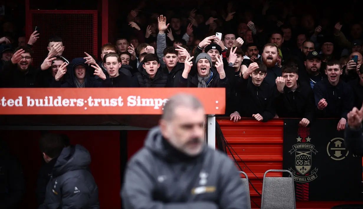 Pendukung Tamworth memadati tribune pada laga Piala FA 2024/2025 melawan Tottenham Hotspur di The Lamb Ground, Tamworth, Inggris, Minggu (12/01/2025) waktu setempat. (AFP/Henry Nicholls)