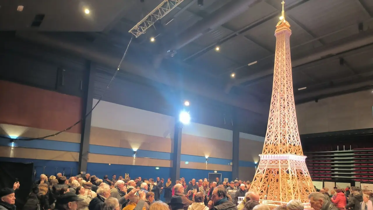 Menara Eiffel yang dibangun menggunakan lebih dari 700 ribu korek api gagal memecahkan rekor dunia hanya karena menggunakan jenis korek api yang salah. (Facebook/Richard Plaud)